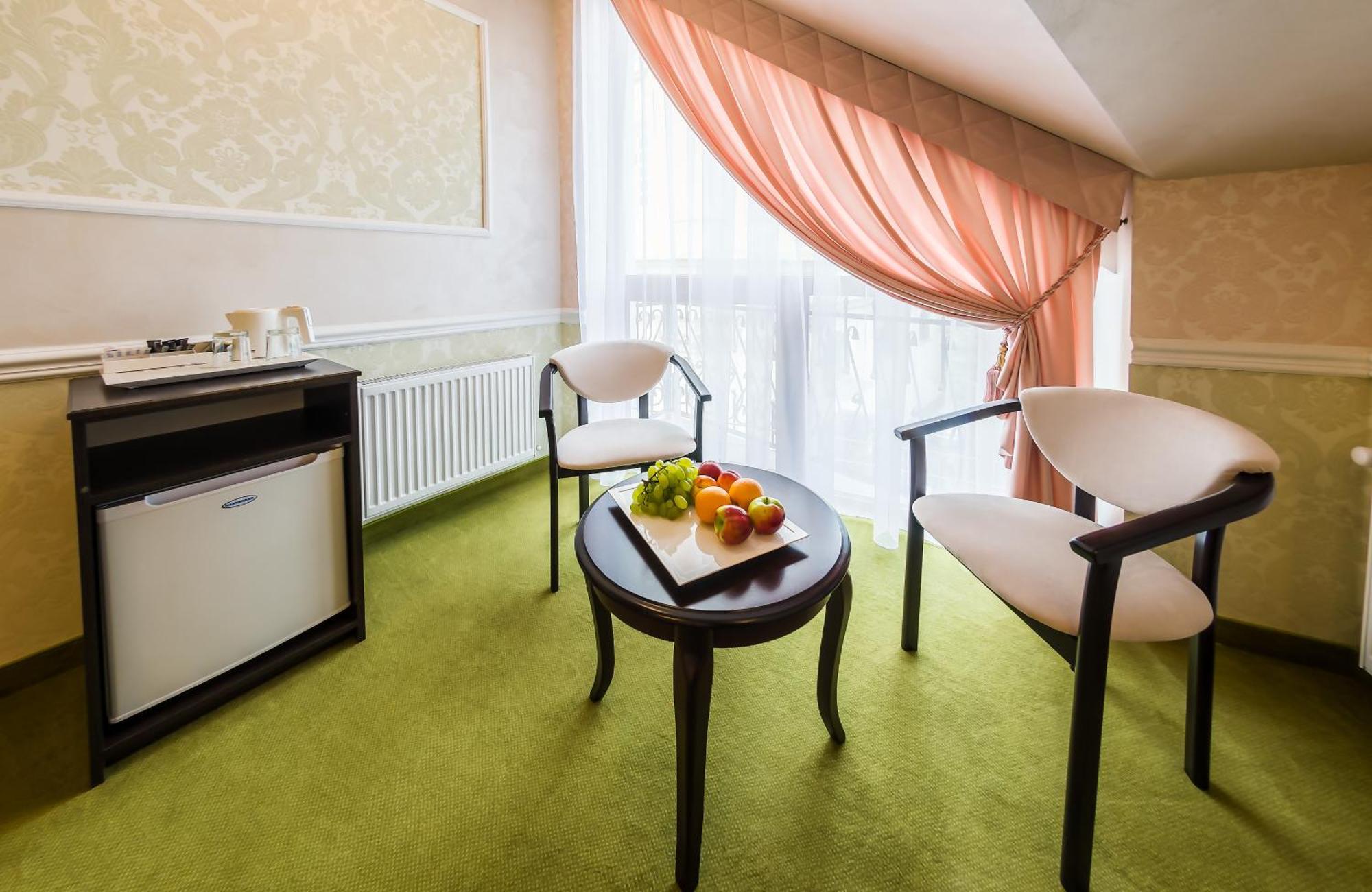 Franz Hotel&Restaurant Ивано-Франкивск Екстериор снимка