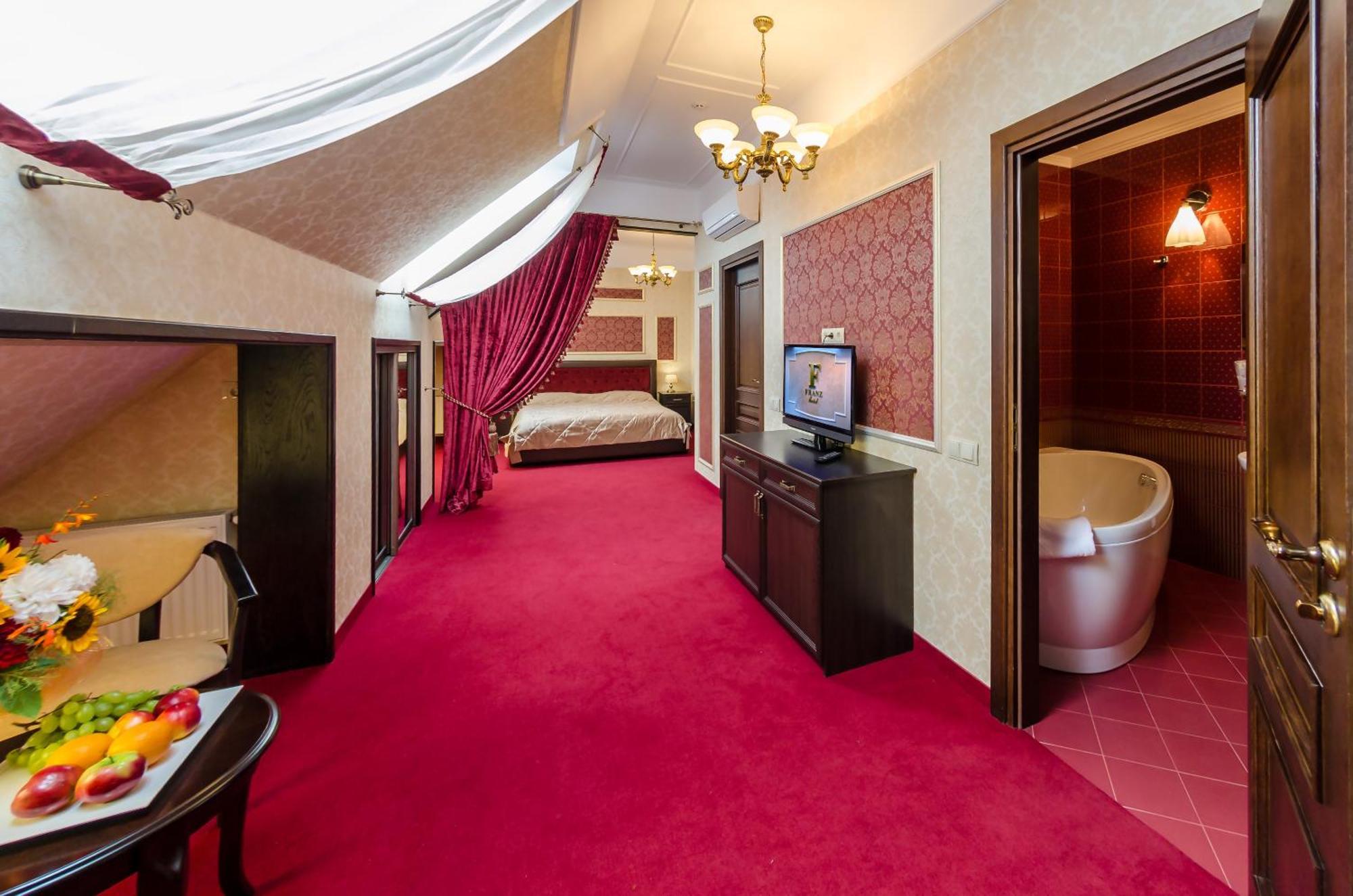 Franz Hotel&Restaurant Ивано-Франкивск Екстериор снимка