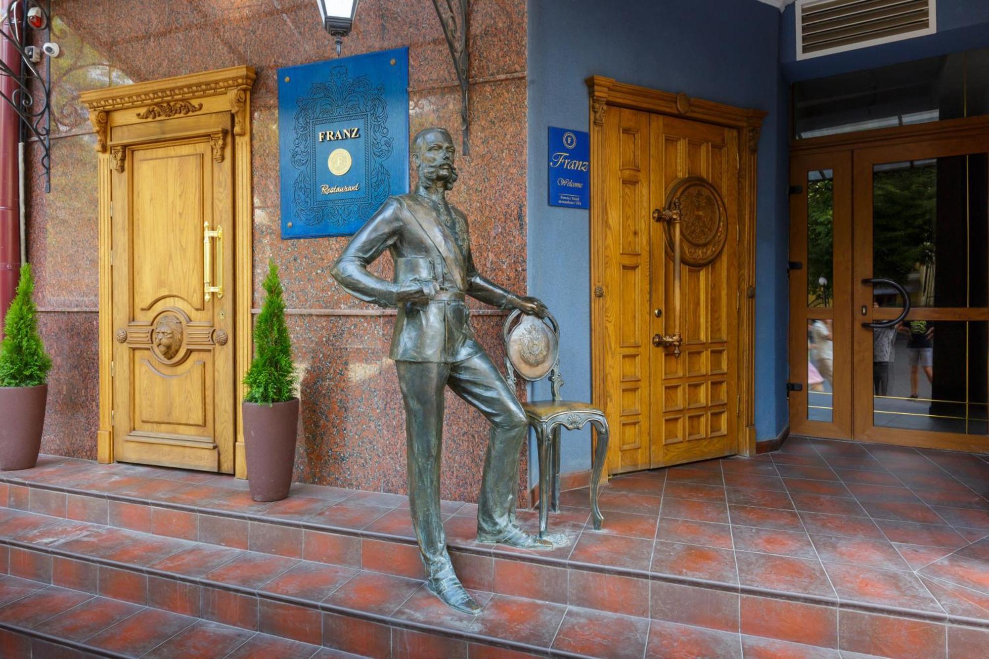 Franz Hotel&Restaurant Ивано-Франкивск Екстериор снимка